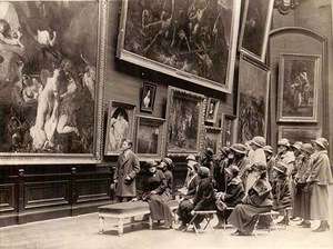 Visitors at the Louvre, 1923. Paris, France, www.pinterest.com