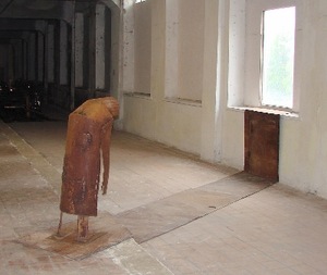 “Godot”, 2012. Metal, h 130 cm, installation. Fluxus Ministry, Kaunas, 2012.