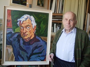 Dailininkas Eugenijus Survila šalia aktoriaus Algimanto Masiulio portreto. 1994 m.