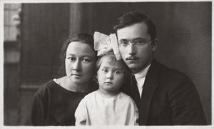 Ona Jablonskytė-Landsbergienė and Vytautas Landsbergis-Žemkalnis with their daughter Aliutė, 1925. Jablonskiai family property. LNM