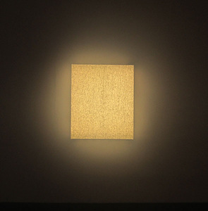 Povilas Ramanauskas. „Dedikacija paveikslui“. Medis, plastikas, lempos, medvilnė, linas, 125 x 105 x 14 cm, 2013