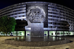 Paminklas K. Marksui 1971 m. pastatytas Vokietijos Demokratinėje Respublikoje, miestas tada vadinosi Karl-Marx-Stadt. Parinkus tinkamą apšvietimą antras pagal dydį pasaulyje galvos monumentas tamsoje nerealiai „fotogeniškai“ švyti. 2013 m. nuotrauka iš Vikitekos.