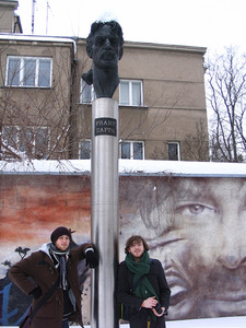 Du vokiečių studentai, pagal ERASMUS mainų programą studijavę Vilniaus universitete ir 2010 m. vasario 16 d. nusifotografavę prie paminklo Frankui Zapai (Frank Zappa). Arūno Vyšniausko nuotrauka.