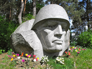 Iš akmens 1985 m. iškalta kario galva prie Miroslavo (Alytaus raj.). Arūno Vyšniausko nuotrauka, 2014 m. gegužė.