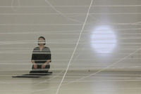 Židrija Janušaitė. Performansas „Gyvenimas susideda iš tokių mažyčių vienatvių“, 80 min., 2015, galerija „Meno parkas“, paroda „Vienatvės. Susitikimai“.