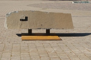„Akmeninė tyla“, 2013. Granitas, metalas, 290 × 90 × 150 cm. Paroda „Epochų aidas“, Rotušės a., Kaunas, 2014.