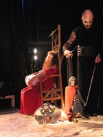 Olegas Žiugžda ir Larisa Mikulič Gardino lėlių teatro spektaklyje „Makbetas“, 2005 m. Autoriaus nuotrauka.