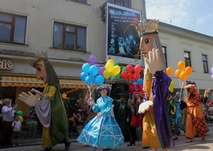 Parade of puppets of the festival Smiling Puppets and Children 2013 in Kaunas Laisvės Alley. Photo of KSPT