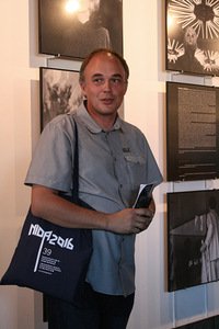 G. Česonis opening R. Juškelis' exhibition at the Neringa History Museum.