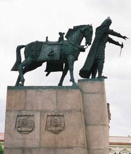 Vytauto Kašubos paminklas kunigaikščiui Gediminui Vilniuje, Katedros aikštėje. Nuotr. iš wikipedia.org