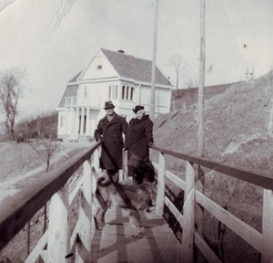 J. ir S. Gruodžiai ant tiltelio prie savo namo. Šaltinis: Juozo Gruodžio memorialinis muziejus.