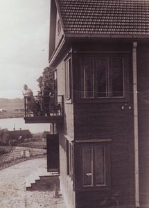 J. Gruodžio namas. Balkone J. Ir S. Gruodžiai.  Šaltinis: Juozo Gruodžio memorialinis muziejus.