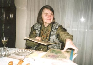 Gražina Didelytė svečiuojasi pas  kaunietį kolekcininką Domą Akstiną, 2003 m.