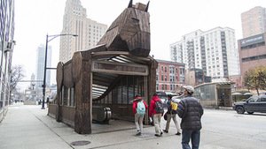 Jaclyn Rivas, „Field“ muziejaus reklama – Trojos arklys ant Čikagos metro stotelės įėjimo, JAV