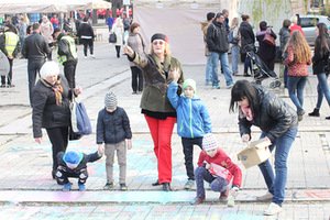 Irena Mikuličiūtė's studio annual children's drawing on the pavement action during the Kaunas Jazz Festival
