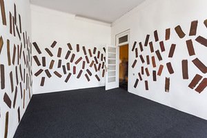 Liam Gillick kūrinys „Štai viduje, mes įžengiame į kambarį kokakolos spalva dažytomis sienomis“, 1998–2015. Renio Ščerbausko nuotr.
