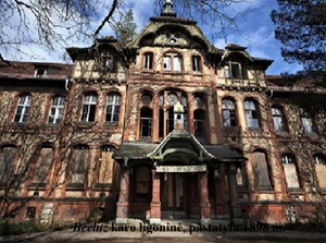 Beelitz vieno pagrindinių korpuso fasadas.  Urban exploration. In:  www.opacity.com.