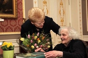Prezidentė Dalia Grybauskaitė sveikina menotyrininkę Mariją Matušukaitę. Džojos Barysaitės nuotr.