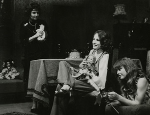 D. Kazragytė (Oliv) R. Louler spektaklyje „Septynioliktos lėlės vasara“ (rež. R. Steponavičiūtė), 1973 m.
