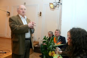 Vladimiras Beresniovas (in the centre) listening to Aleksas Dabulskis