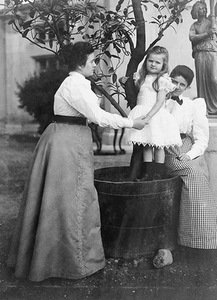 Sofija Kosakovska (kairėje) su dukra Jadvyga ir seserimi Aleksandra Bower Saint Clair. Vaitkuškis, 1898 06 21. Nac. M. K. Čiurlionio dailės muziejaus nuosavybė