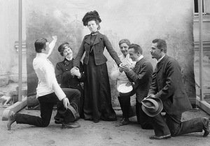 Trečiosios grafo žmonos sesuo Pelagėja Bower Saint Clair su „garbintojais“. Vaitkuškis, 1902 08 09. Nac. M. K. Čiurlionio dailės muziejaus nuosavybė