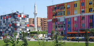 Spalvotieji Tiranos namai, Albanija. Paimta iš http://en.wikipedia.org/wiki/File:Tirana_-_Colourful_houses_at_Lana.jpg