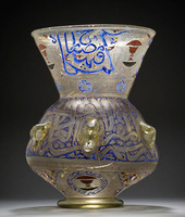 Sirijos stiklo lempa (viduramžiai) – Saïdos Bayoucefi plokštelių triptiko inspiracija