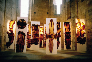 Instaliacija „Fosilijos“, 2002. Popierius, sintetiniai dažai, riebalai. Galerija „Chapelle des Penitents“, Aniane, Prancūzija. Algimanto Šlapiko nuotr.