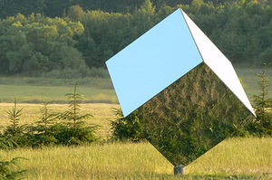 Objektas „Dimensija“, 2006. Metalinė konstrukcija, veidrodis, 185 x 185 x 320. Babtyno Žemaitkiemis. Mildos Kairaitienės nuotr.