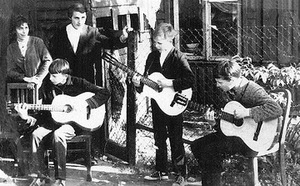 Grupė "Gintarėliai" koncertuoja prie savo namų, apie 1963 m.