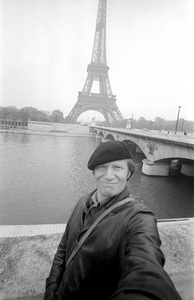 Juozas Budraitis. Eifelio bokšto fone, šalia Jenos tilto. Paryžius, 1979