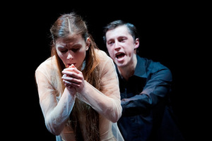 Eglė Grigaliūnaitė (Ofelija) ir Vainius Sodeika (Hamletas) spektaklyje „Hamletas“ (rež. V. Bareikis). Donato Stankevičiaus nuotr. iš NKDT archyvo
