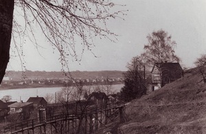 J. Gruodžio namas ir į jį vedantis tiltelis. Šaltinis: Juozo Gruodžio memorialinis muziejus.