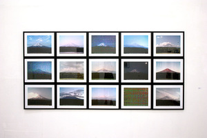 Parodos „Besiskleidžianti fotografija“ fragmentas. Jens Sundheim, „100100 Views of Mount Fuji“. Galerijos „Meno parkas“ archyvo nuotr.