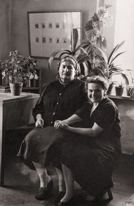 Elena Jakutytė su mama namuose. XX a. 5 deš. fotografija.
