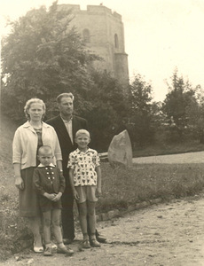 Latėnų šeima Vilniuje, prie Gedimino pilies. Faustas – pirmas iš kairės. Asmeninio archyvo nuotr.