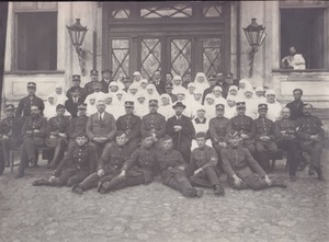 Karo ligoninės personalas ir Lietuvos kariuomenės karininkai, kareiviai prie ligoninės pastato. Kaunas, apie 1925 m.  Nuotrauka iš Vytauto Didžiojo karo muziejaus fondų