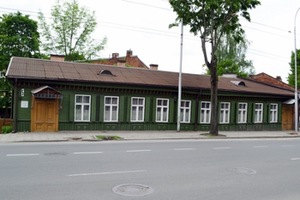 Tinkamai prižiūrimas XIX a. medinis namas Naujamiestyje (Kaunas); (foto I.Veliutė)
