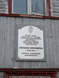 Memorialinė lenta ant namo Žemuogių g. 2/Aukštaičių g. 44; A. Raškevičiūtės nuotr.