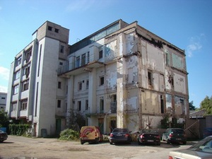 Apleistas pastatas Vytauto prospekto ir  M.K.Čiurlionio gatvės sankirtoje