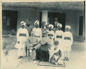 Britų pora su indų policija šalia savo bungalo, Indija, 1900 m.