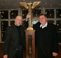 Įsimintiniausias 2005 Kauno menininkas R.Požerskis (kairėje) su kompozitoriumi V.Bartuliu. L.Brundzos nuotr.