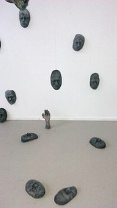 Mindaugo Pridotko paroda „Autoportretas su rankomis“ „Meno parko“ galerijoje.