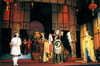 Scenografija F. Leharo operetei ŠYPSENŲ ŠALIS, 2000.