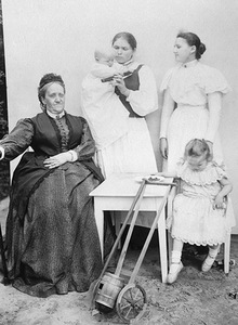 S. K. Kosakovskio sesuo Kotryna Lempicka su brolio dukromis Jadvyga (sėdi) ir Gabriele bei vaikaite Marijole Meištovičiūte (ant auklės rankų). Vaitkuškis, 1897 07 17 (29). Nac. M. K. Čiurlionio dailės muziejaus nuosavybė