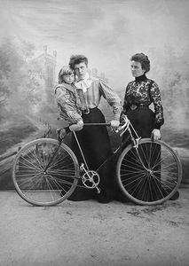 Antanina Bower Saint Clair (kairėje) su seserimi Pelagėja ir sūnėnu. Vaitkuškis, 1902 08 22. Nac. M. K. Čiurlionio dailės muziejaus nuosavybė