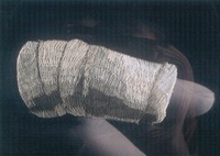 TEKSTILĖ IR AŠ II, fragmentas, 2001, 58 × 76, siuvinėjimas, fotografija, medvilnės siūlai, plastikas.