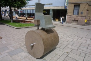 “Chair of Authorities”, 2005. Granite, stainless steel, h 200 cm, Laisvės Al., Kaunas.