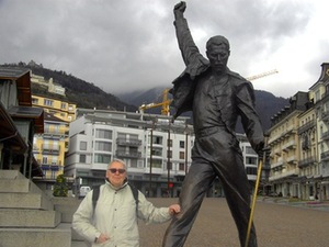 Rašytojas Petras Venclovas Montrė miestelyje prie Freddie Mercury paminklo